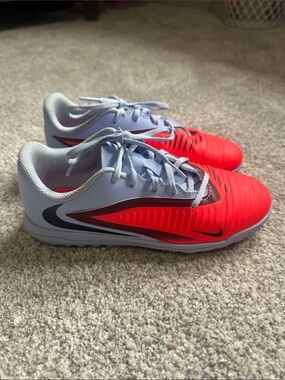 Nike Phantom indoor soccer shoes size 3Y